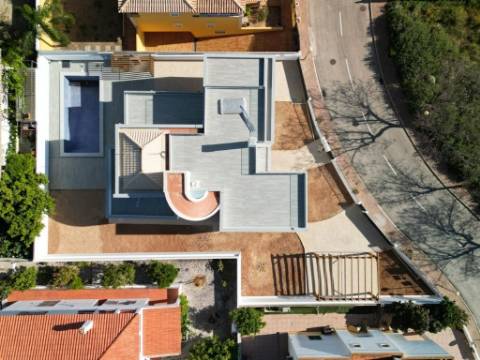 Nova Moradia de Luxo com Piscina e Terraço Panorâmico em Tavira, Algarve, Portugal.
