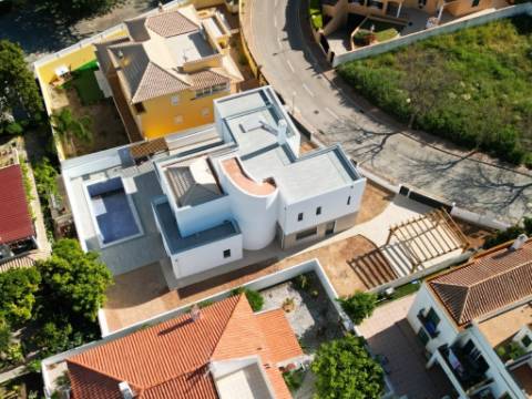 Nova Moradia de Luxo com Piscina e Terraço Panorâmico em Tavira, Algarve, Portugal.