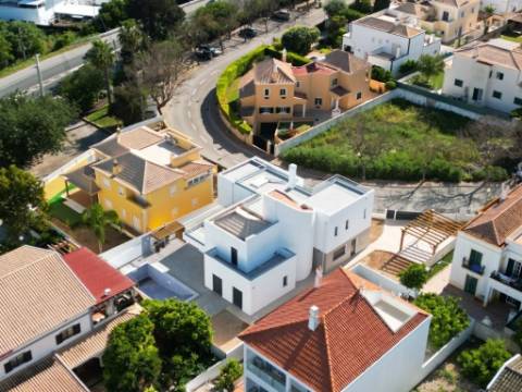Nova Moradia de Luxo com Piscina e Terraço Panorâmico em Tavira, Algarve, Portugal.