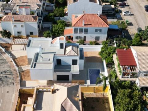 Nova Moradia de Luxo com Piscina e Terraço Panorâmico em Tavira, Algarve, Portugal.
