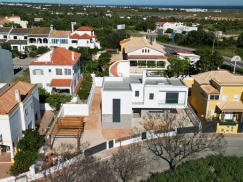 Nova Moradia de Luxo com Piscina e Terraço Panorâmico em Tavira, Algarve, Portugal.