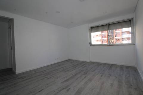 Apartamento T3 para Arrendamento em Benfica