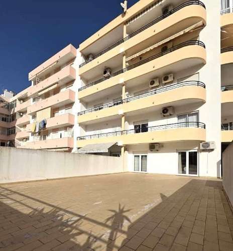 Apartamento T2 com terraço e garagem no centro de Monte Gordo, Algarve.