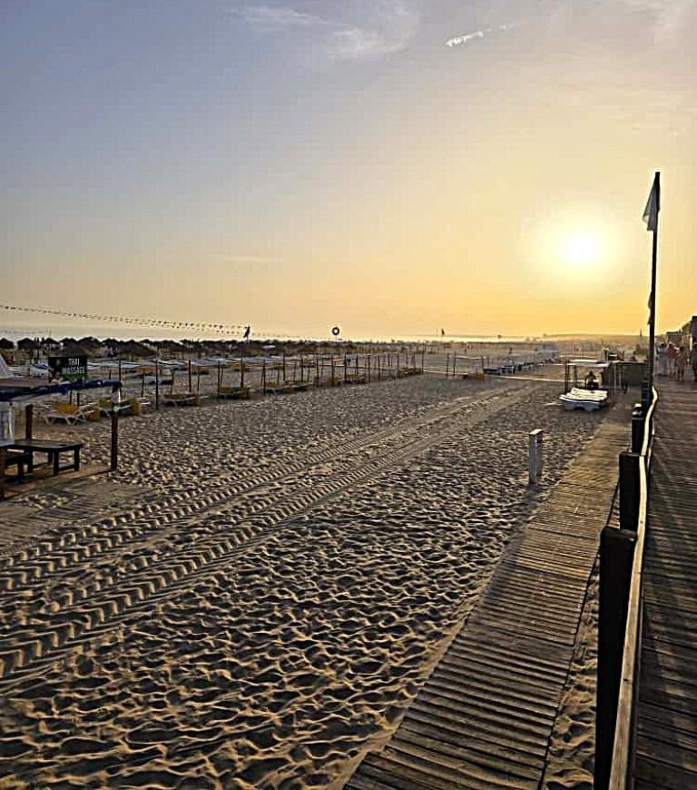 Apartamento T2 com terraço e garagem no centro de Monte Gordo, Algarve.