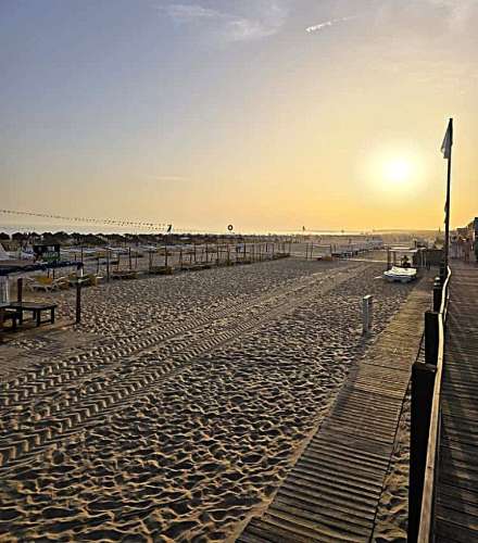 Apartamento T2 com terraço e garagem no centro de Monte Gordo, Algarve.