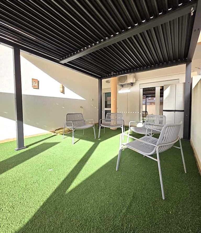 Apartamento T2 com terraço e garagem no centro de Monte Gordo, Algarve.