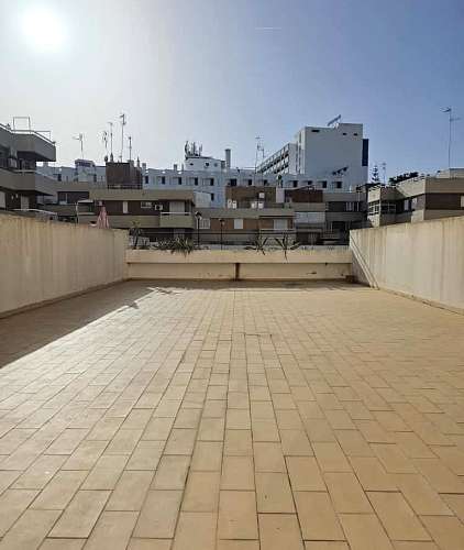 Apartamento T2 com terraço e garagem no centro de Monte Gordo, Algarve.