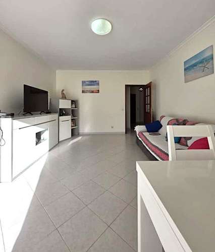 Apartamento T2 com terraço e garagem no centro de Monte Gordo, Algarve.