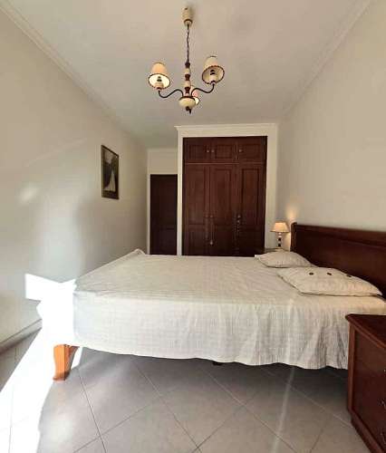 Apartamento T2 com terraço e garagem no centro de Monte Gordo, Algarve.