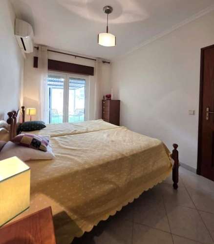 Apartamento T2 com terraço e garagem no centro de Monte Gordo, Algarve.