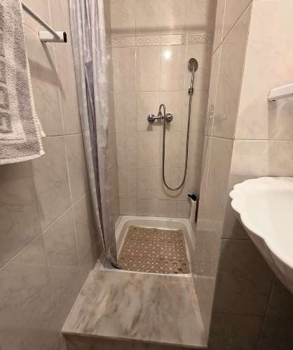 Apartamento T2 com terraço e garagem no centro de Monte Gordo, Algarve.