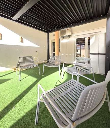 Apartamento T2 com terraço e garagem no centro de Monte Gordo, Algarve.
