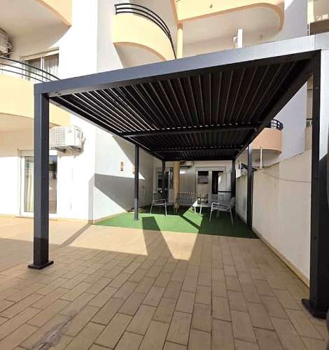 Apartamento T2 com terraço e garagem no centro de Monte Gordo, Algarve.