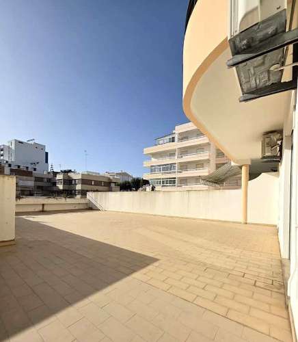 Apartamento T2 com terraço e garagem no centro de Monte Gordo, Algarve.