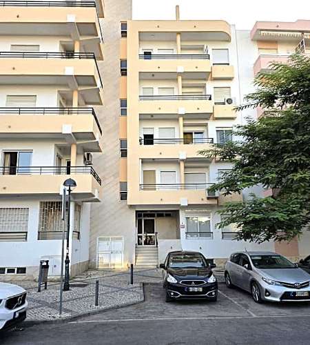 Apartamento T2 com terraço e garagem no centro de Monte Gordo, Algarve.