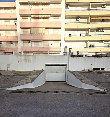 Apartamento T2 com terraço e garagem no centro de Monte Gordo, Algarve.