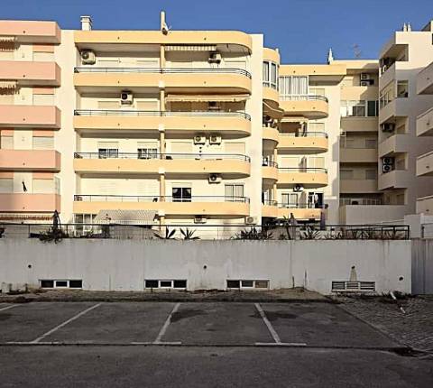 Apartamento T2 com terraço e garagem no centro de Monte Gordo, Algarve.