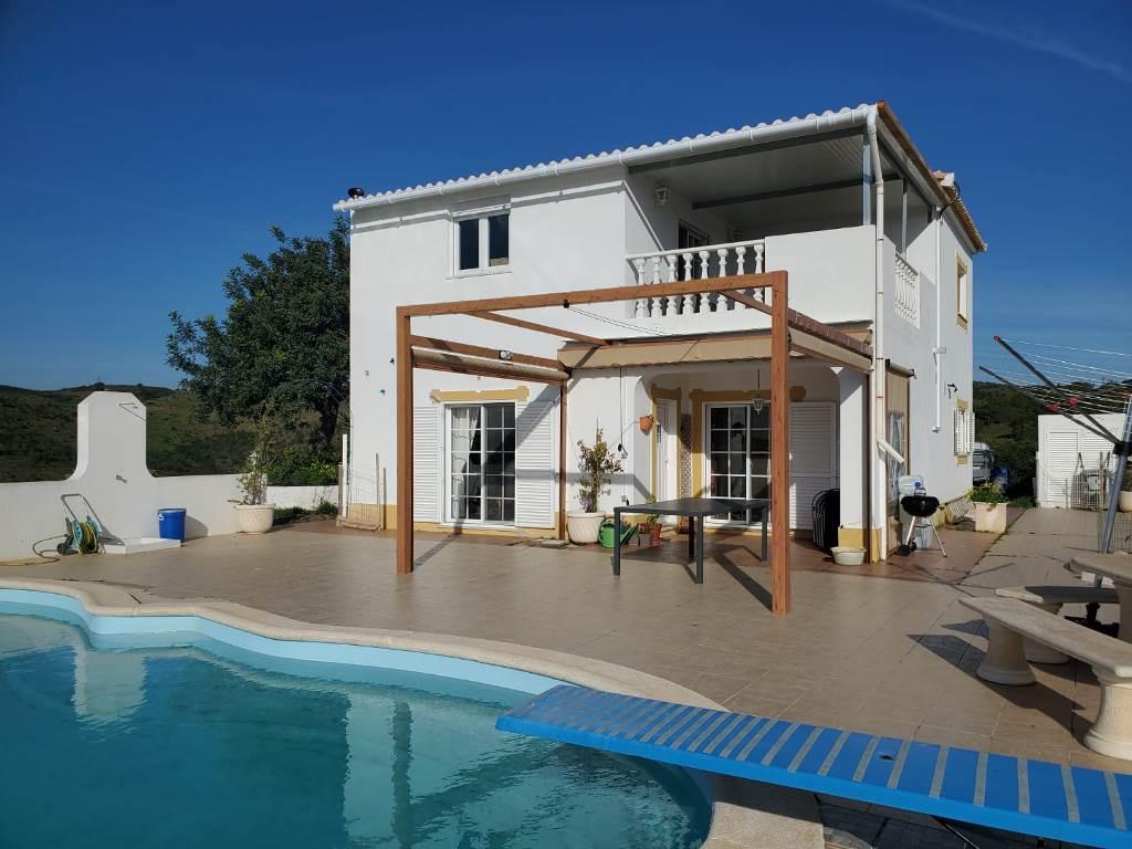 Moradia com Piscina e Amplo Terreno em Tavira.