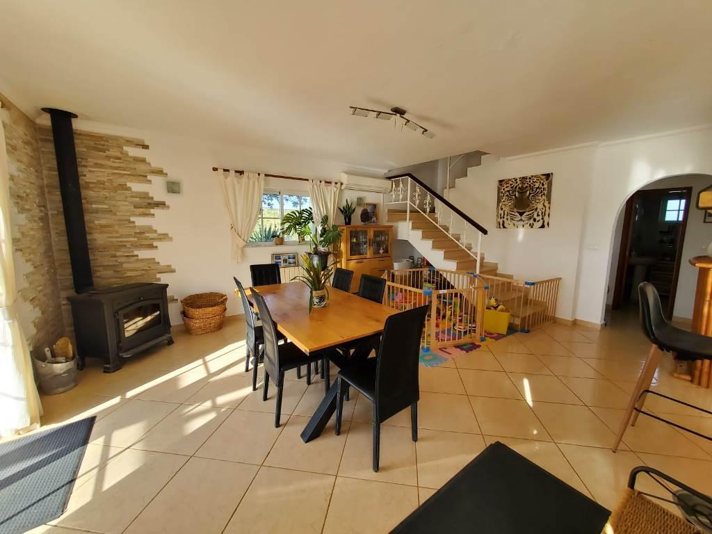 Moradia com Piscina e Amplo Terreno em Tavira.