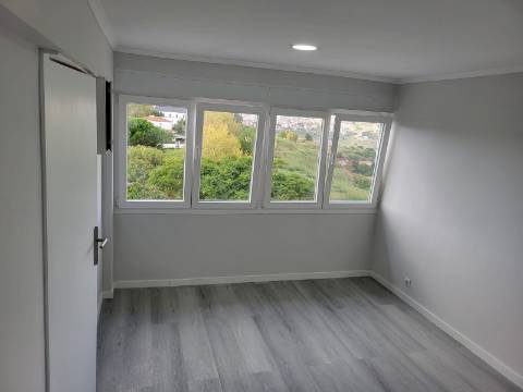 Apartamento T2 Totalmente Remodelado com Vista para a Serra da Mira
