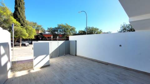 Moradia T2+1 Moderna com Terraços e Estacionamento.