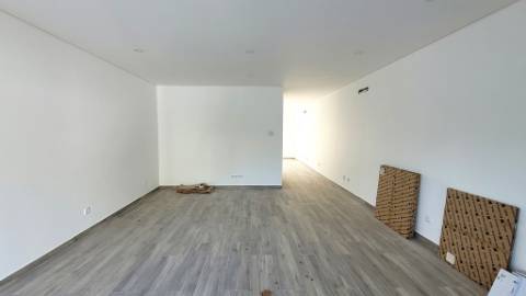 Moradia T2+1 Moderna com Terraços e Estacionamento.