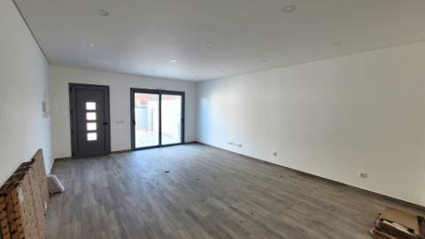 Moradia T2+1 Moderna com Terraços e Estacionamento.