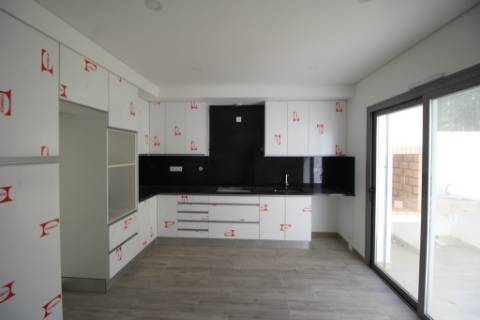 Moradia T2+1 Moderna com Terraços e Estacionamento.