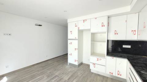 Moradia T2+1 Moderna com Terraços e Estacionamento.