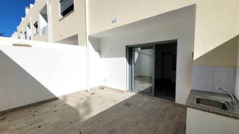 Moradia T2+1 Moderna com Terraços e Estacionamento.