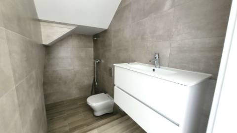 Moradia T2+1 Moderna com Terraços e Estacionamento.