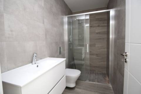 Moradia T2+1 Moderna com Terraços e Estacionamento.