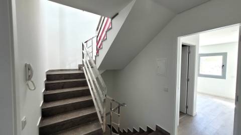 Moradia T2+1 Moderna com Terraços e Estacionamento.