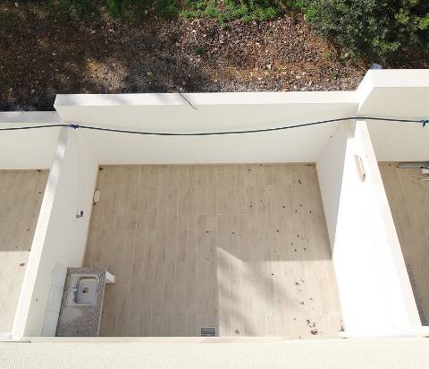 Moradia T2+1 Moderna com Terraços e Estacionamento.