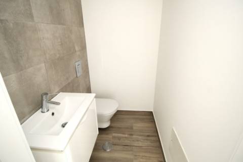 Moradia T2+1 Moderna com Terraços e Estacionamento.