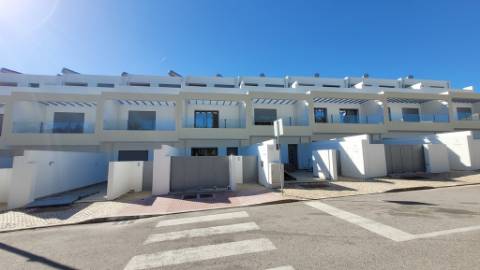 Moradia T2+1 Moderna com Terraços e Estacionamento.