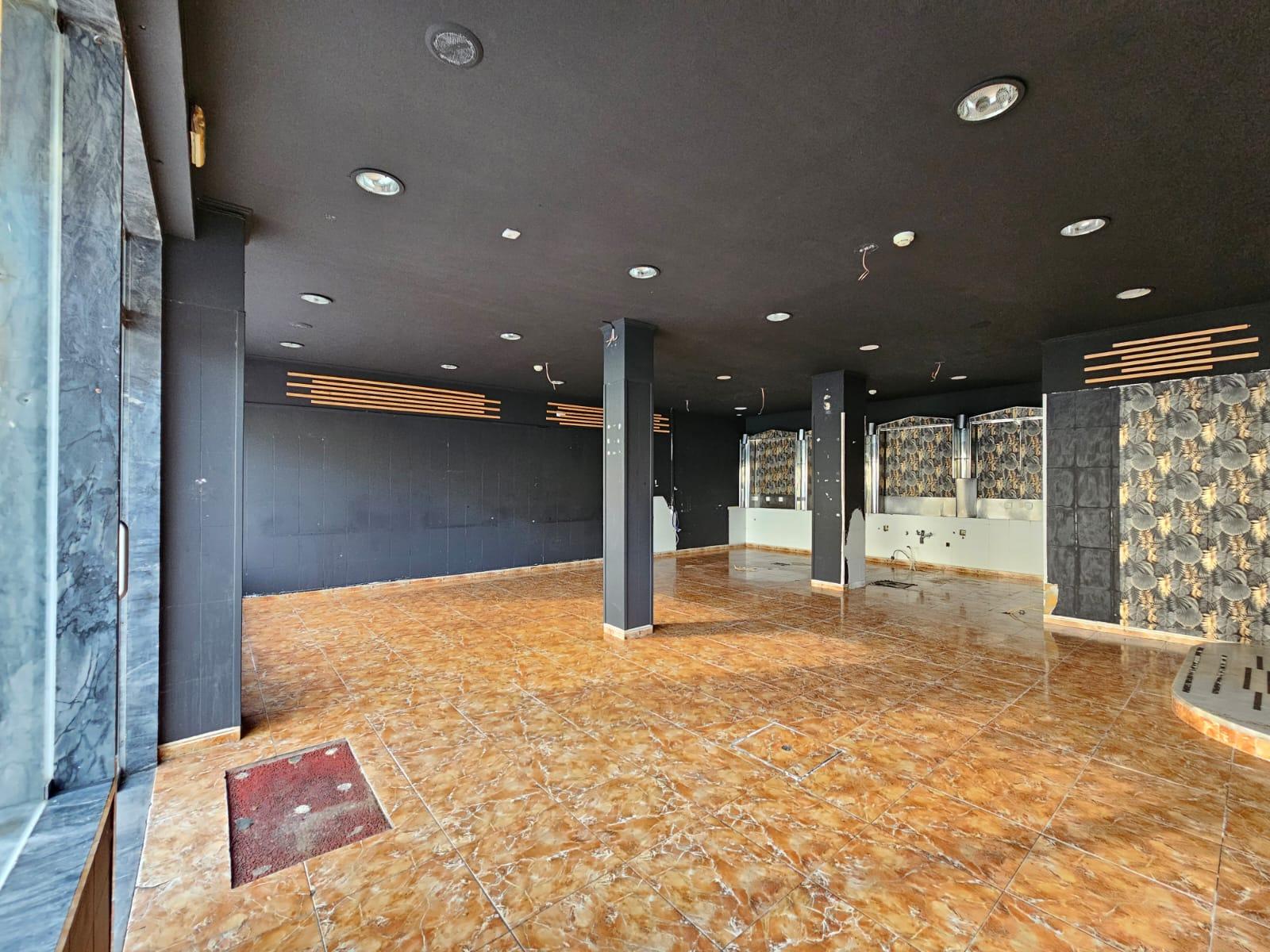 Prédio com Comércio e 2 apartamentos, em Mem Martins, Sintra