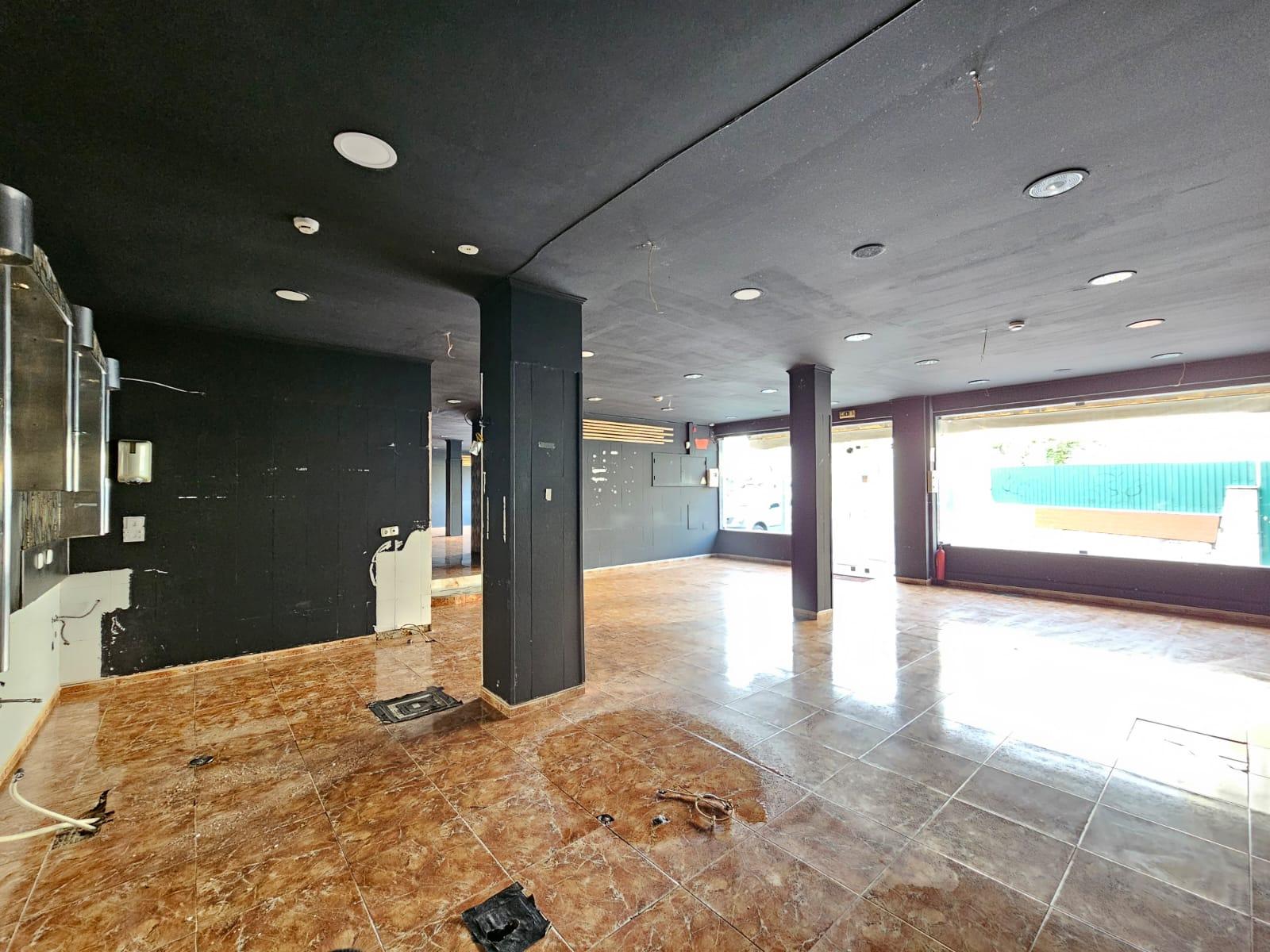 Prédio com Comércio e 2 apartamentos, em Mem Martins, Sintra