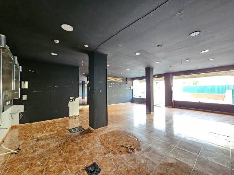 Prédio com Comércio e 2 apartamentos, em Mem Martins, Sintra