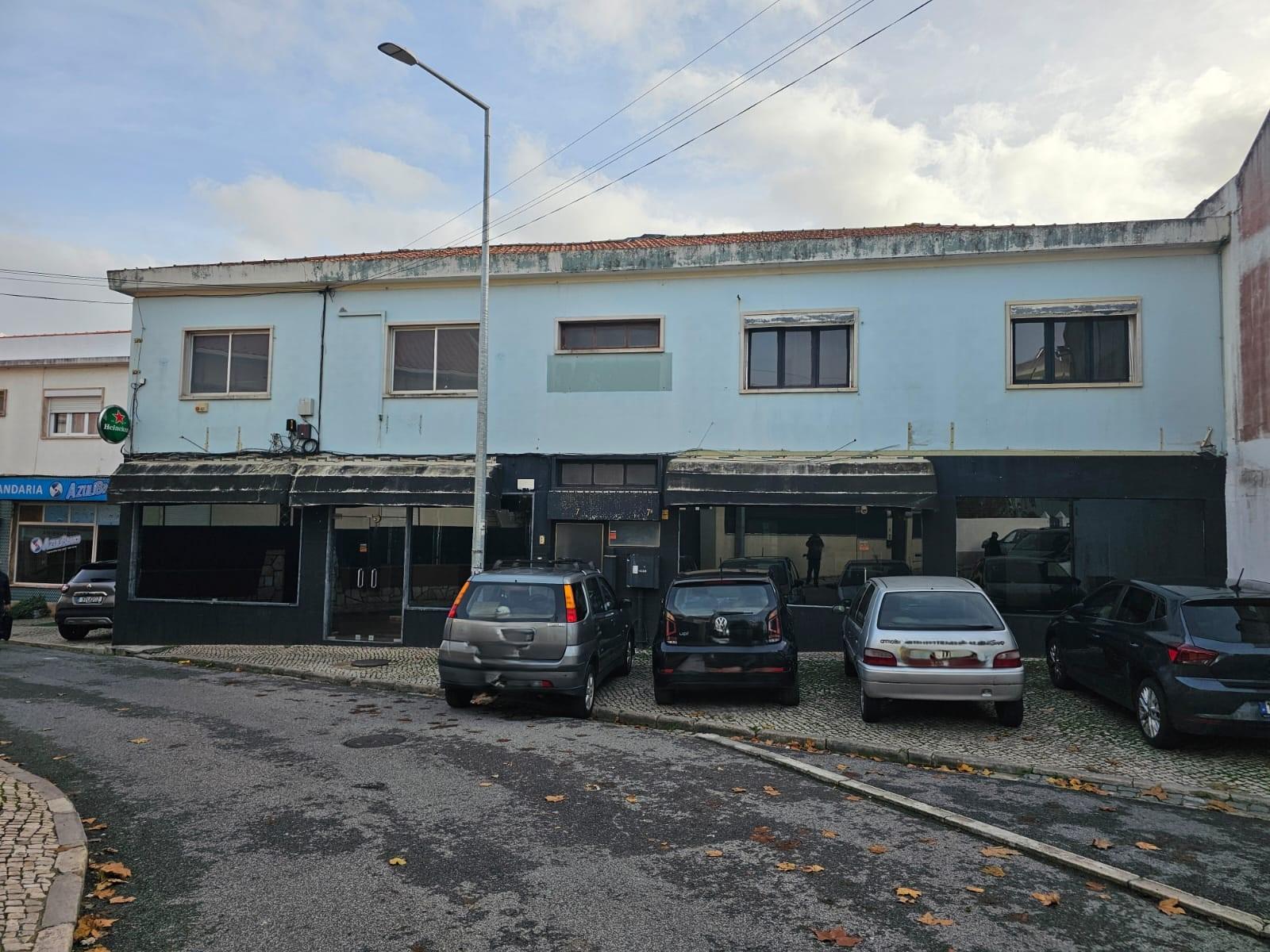 Prédio com Comércio e 2 apartamentos, em Mem Martins, Sintra