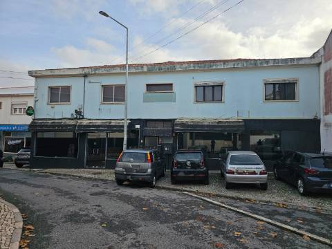Prédio com Comércio e 2 apartamentos, em Mem Martins, Sintra