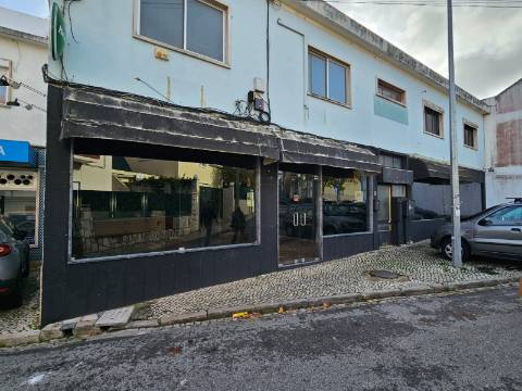 Prédio com Comércio e 2 apartamentos, em Mem Martins, Sintra