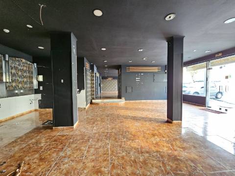 Prédio com Comércio e 2 apartamentos, em Mem Martins, Sintra