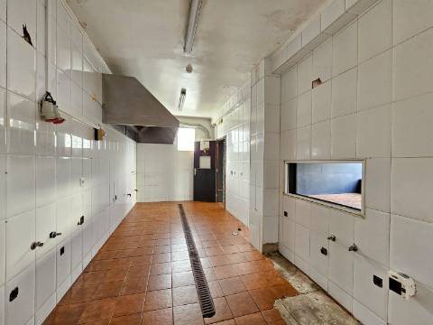 Prédio com Comércio e 2 apartamentos, em Mem Martins, Sintra