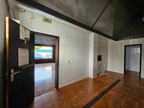 Prédio com Comércio e 2 apartamentos, em Mem Martins, Sintra