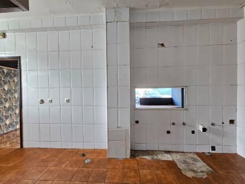 Prédio com Comércio e 2 apartamentos, em Mem Martins, Sintra