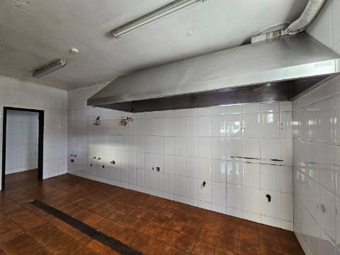 Prédio com Comércio e 2 apartamentos, em Mem Martins, Sintra