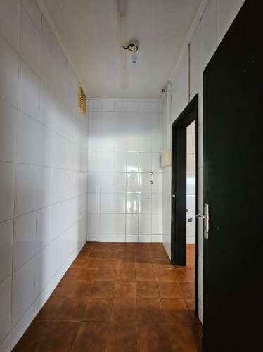 Prédio com Comércio e 2 apartamentos, em Mem Martins, Sintra