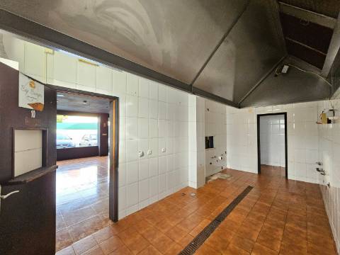 Prédio com Comércio e 2 apartamentos, em Mem Martins, Sintra