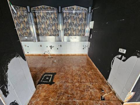 Prédio com Comércio e 2 apartamentos, em Mem Martins, Sintra